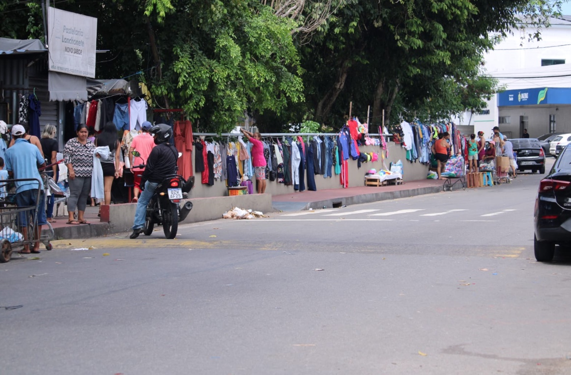 Comércio informal movimenta a rua Beira Mar, no bairro Coroado 2, em Manaus - Foto: Ronaldo Siqueira / Portal do Holanda