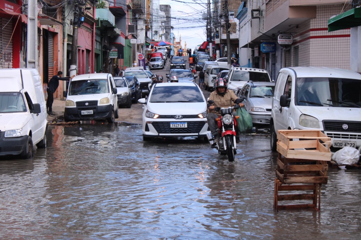Carros, motos e pedestres competem entre si pela calçada - Foto: Ronaldo Siqueira / Portal do Holanda