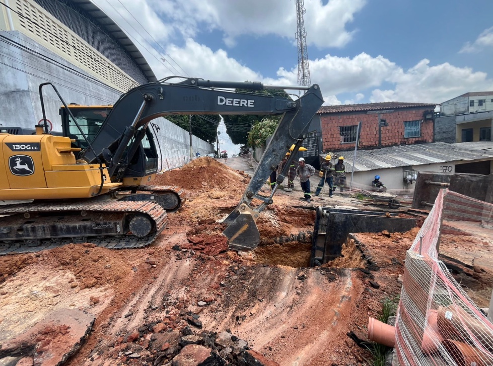 Materiais de construção ocupam parte da via, dificultando o trânsito e o estacionamento de veículos. - Foto: Jander Robson/Portal do Holanda