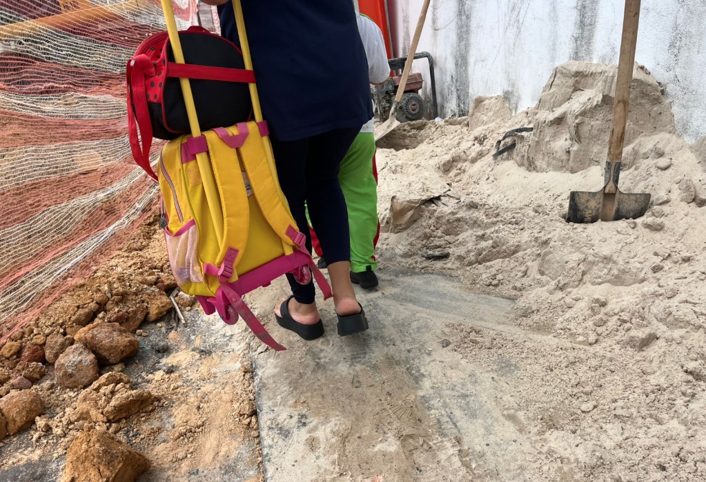 Moradora do bairro Petrópolis relata dificuldades com obras na rua e falta de água. - Foto: Jander Robson/Portal do Holanda