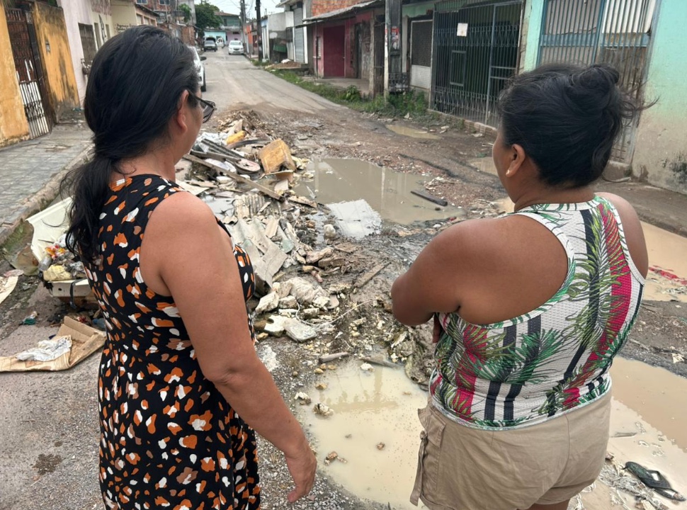Dona Anaid Costa e dona Cléia Costa, ambas moram na rua - Foto: Jander Robson/Portal do Holanda