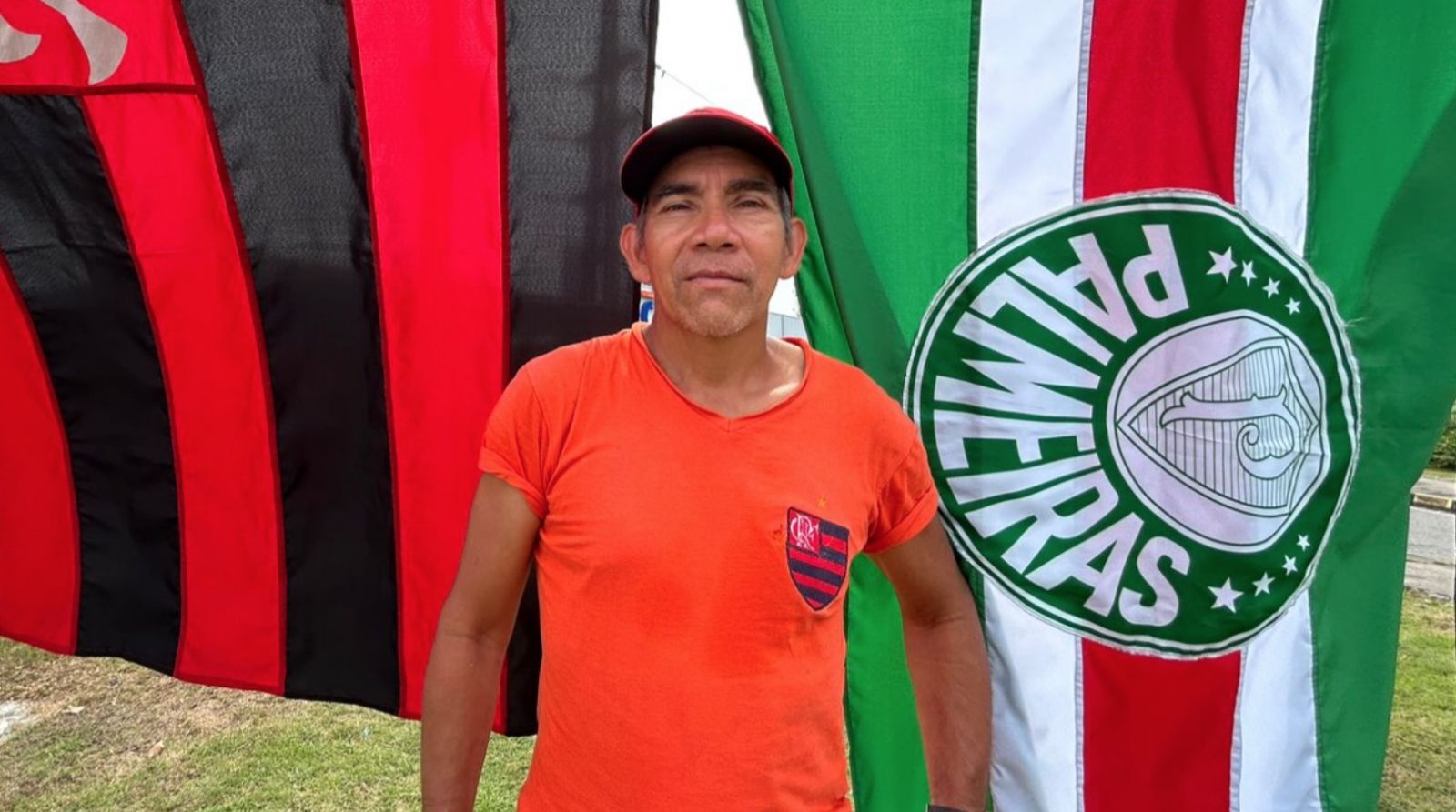 Reginaldo Ramos, empresário que vende bandeiras na Bola do Coroado, em Manaus -  - Foto: Jander Robson/Portal do Holanda