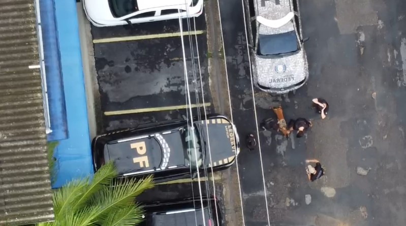 Equipe de polícia com cão policial no São Judas Tadeu / Foto: Jander Robson / Portal do Holanda (reprodução proibida)