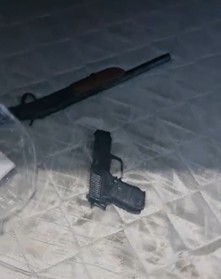 Armas estavam embaixo de colchão / Foto: Divulgação