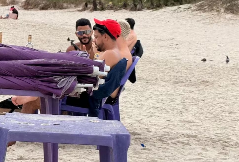Homem de boné vermelho foi preso hoje. Foto: Divulgação
