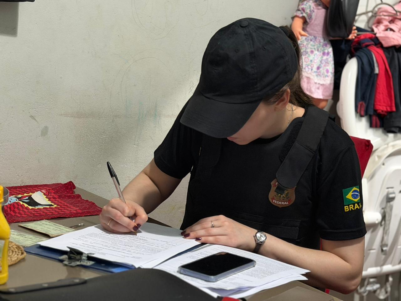 Mandado de busca e apreensão em andamento - Foto: Divulgação PF