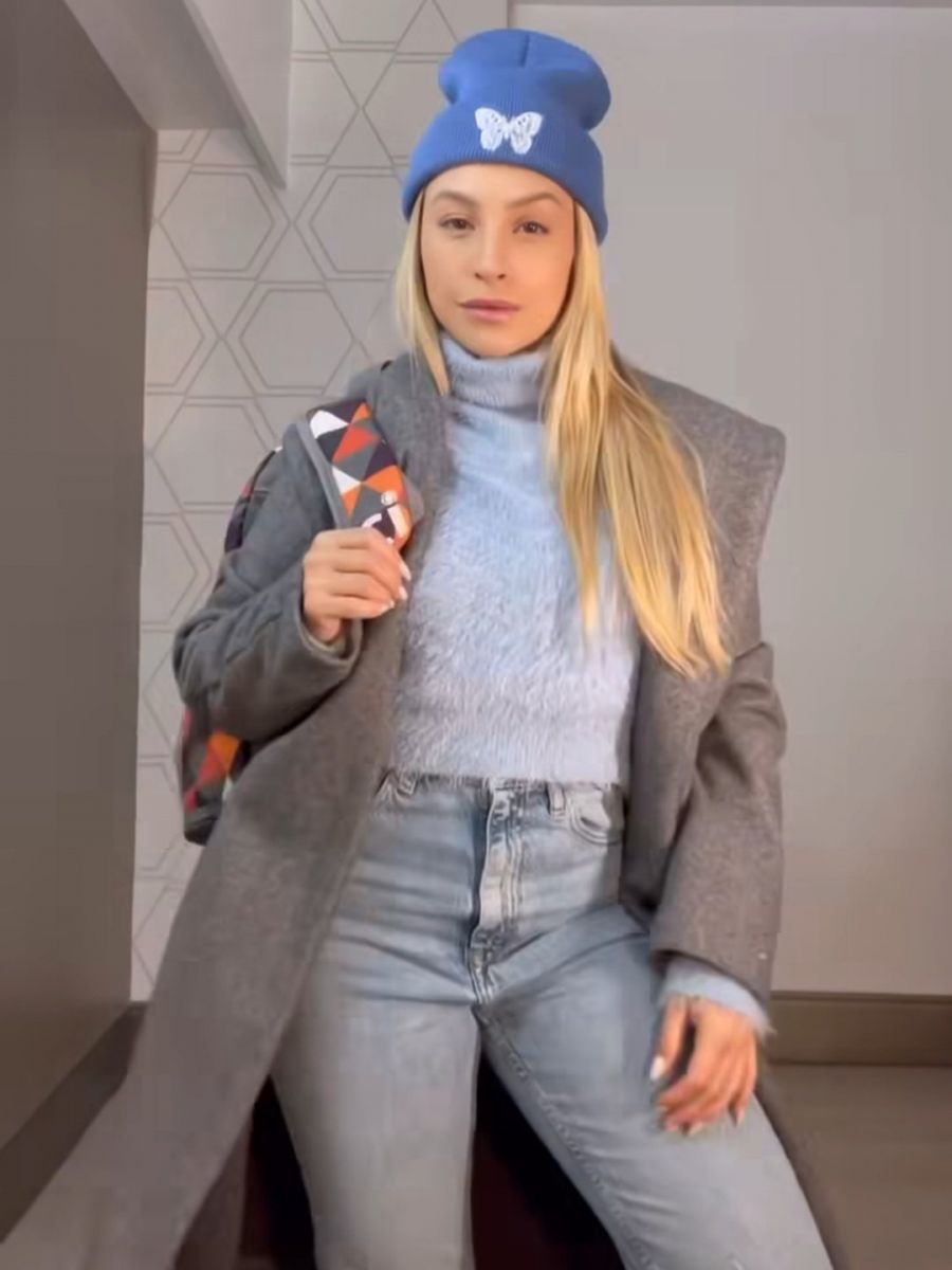 Carla postou fotos com o rosto natural, com pouca maquiagem, após ser alvo de críticas por suposta mudança no rosto. 