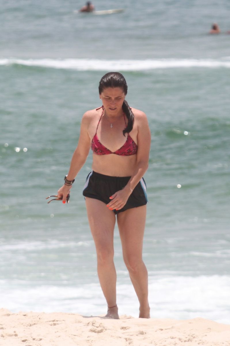 Giovanna Antonelli se exercita na praia para perder 