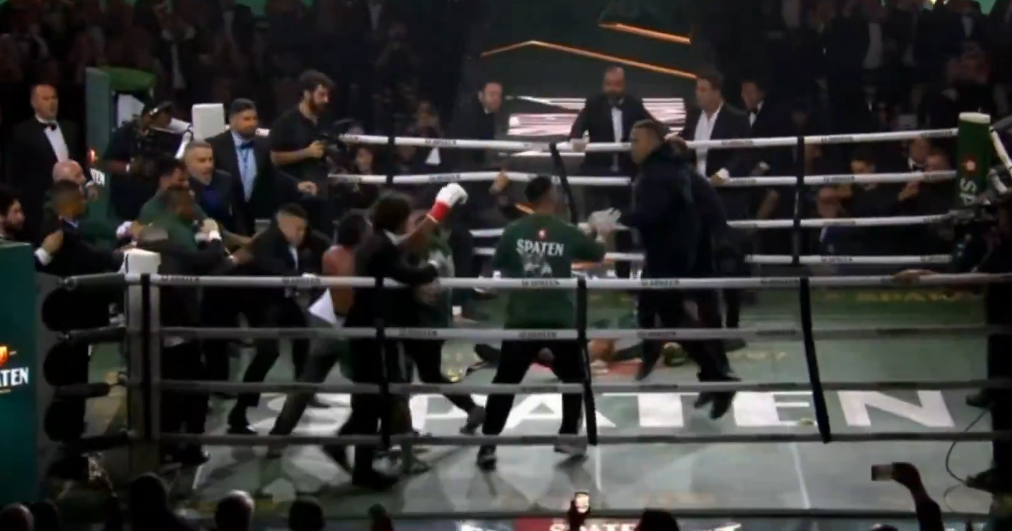 Logo após o anúncio do resultado, as duas equipes se envolveram em uma confusão generalizada.