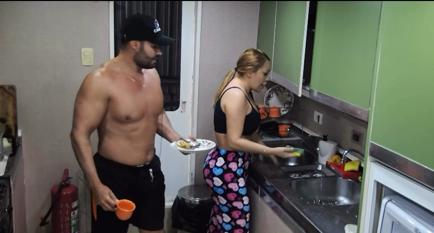 Os tripulantes Marimar e João foram advertidos após uma briga e contatos físicos. Reprodução: A Bordo 2025 - TV Acritica