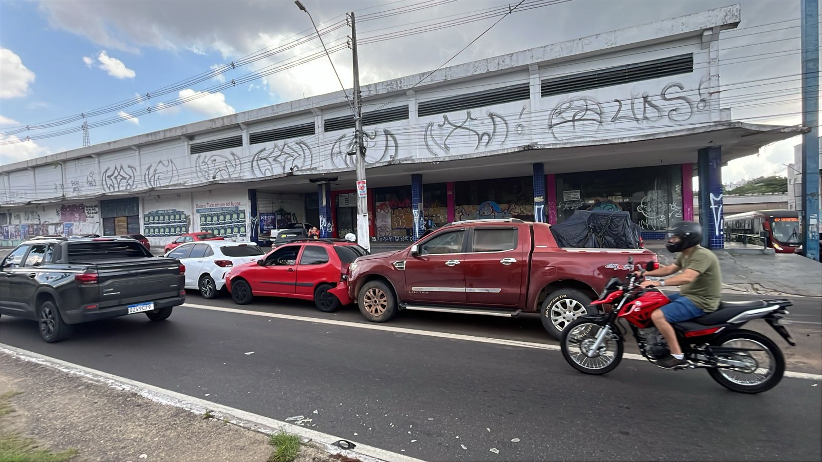 Carreta tombada - Foto: Divulgação