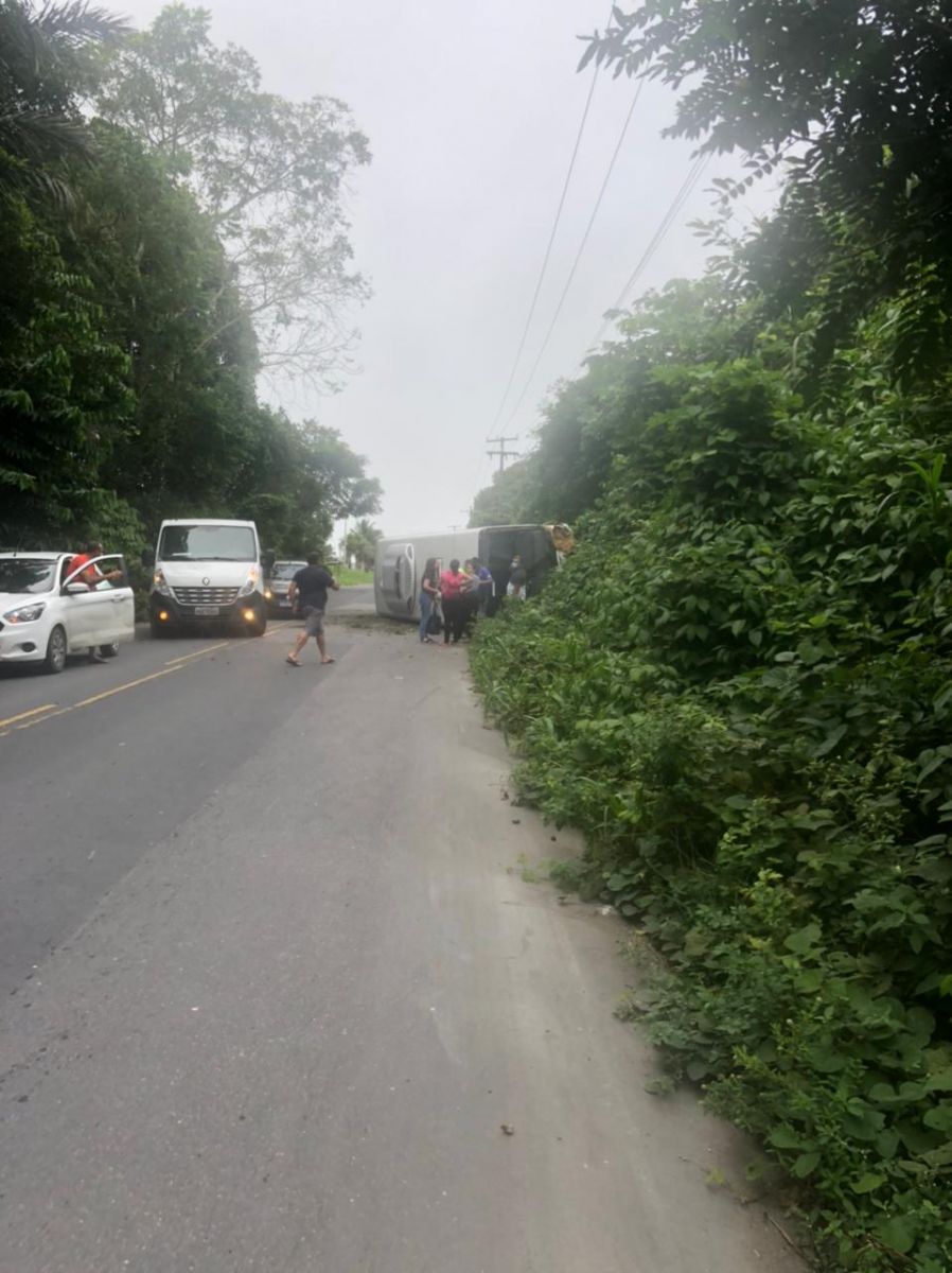 Ônibus capotou na AM-010 - Foto: Divulgação