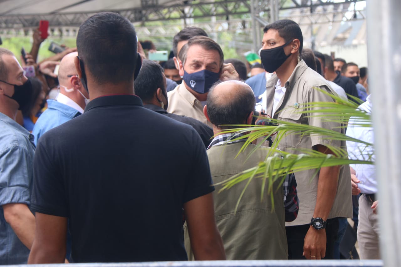 Bolsonaro retirando a máscara de proteção - Foto: Jander Robson/Portal do Holanda
