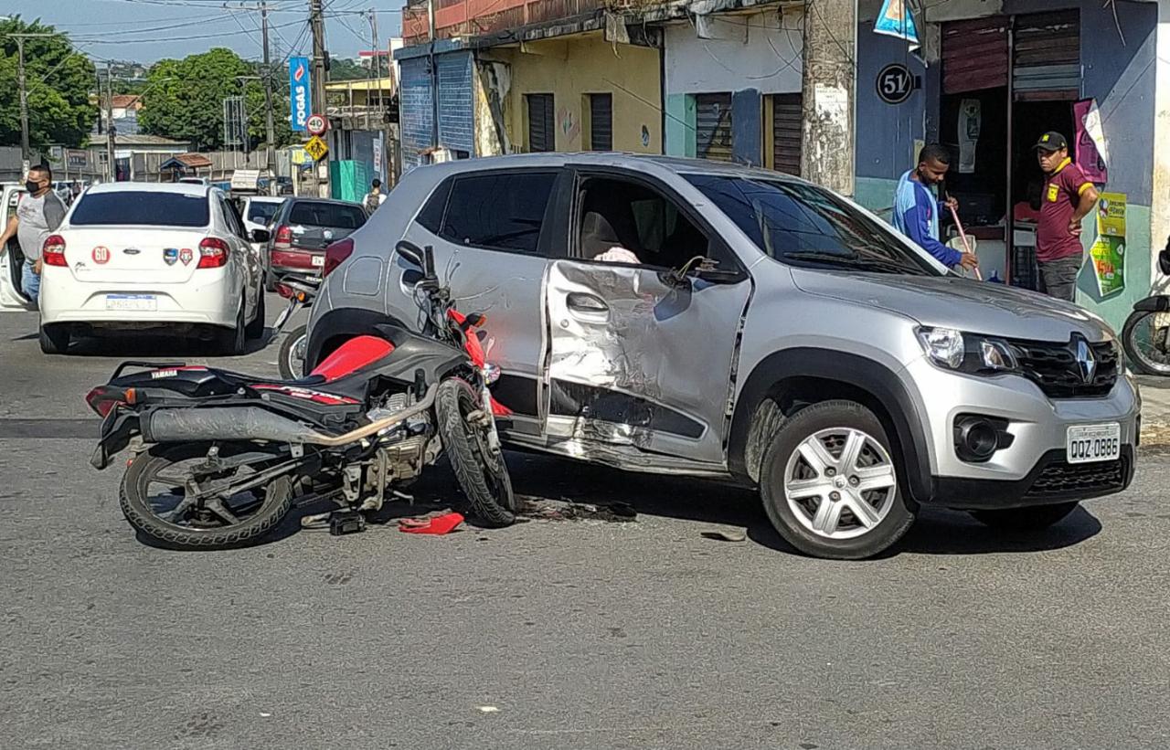Acidente entre carro e moto deixa dois feridos - Foto: Divulgação