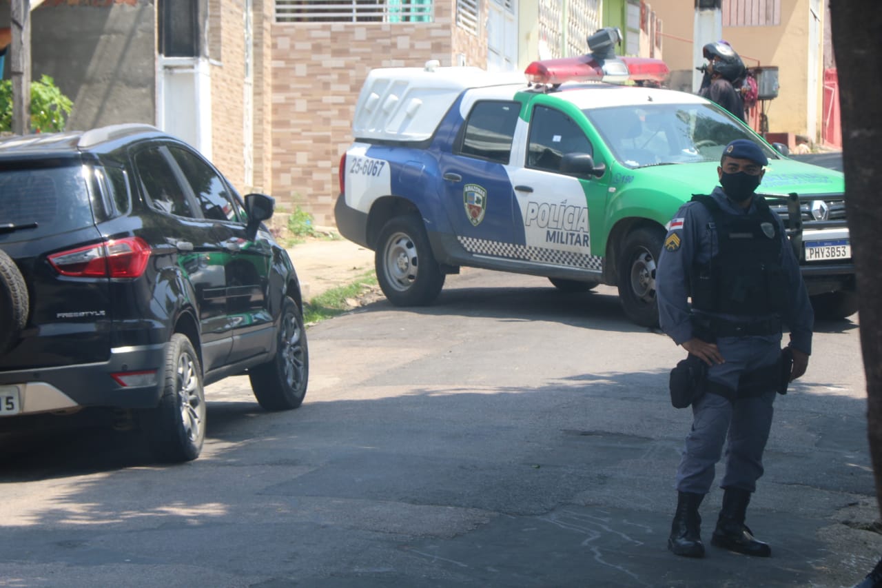 Corpo da enfermeira está dentro do carro - Foto: Jander Robson/ Portal do Holanda