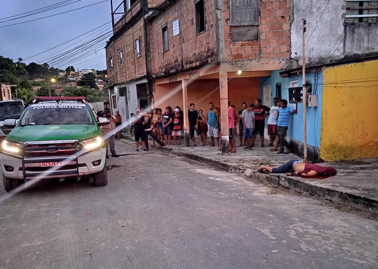 Homem foi morto a tiros - Foto: Caio Guarlotte/Portal do Holanda