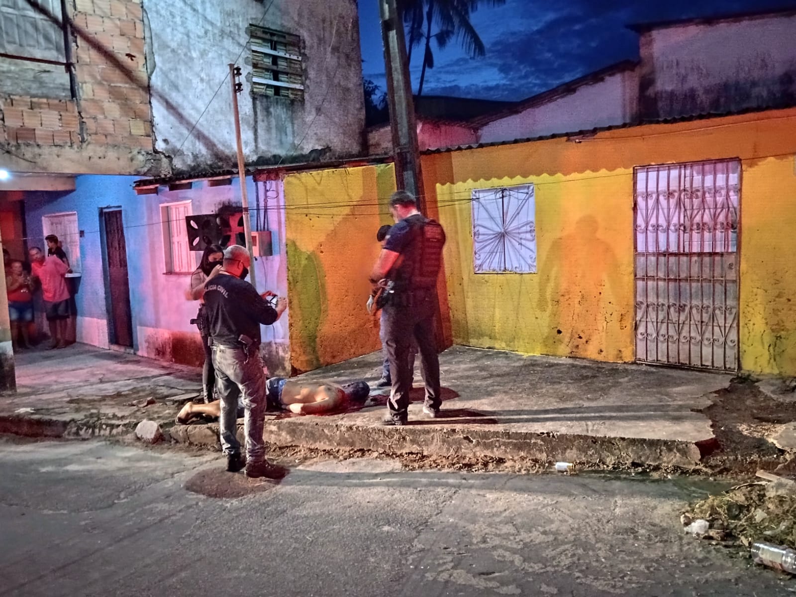 Homem foi morto a tiros - Foto: Caio Guarlotte/Portal do Holanda