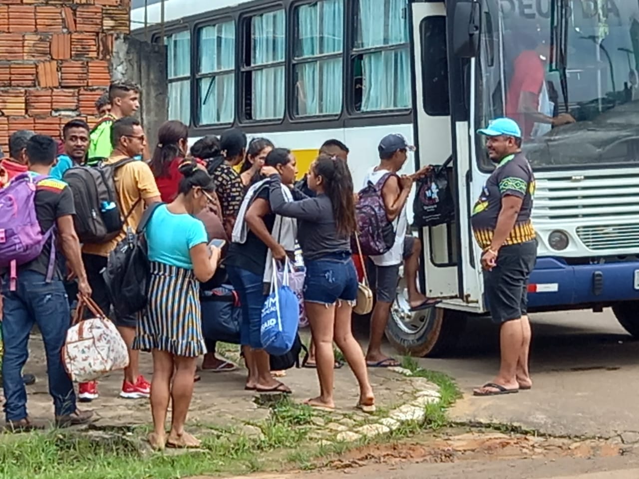 Ônibus e Barco levaram as pessoas até a assembléia - Foto: Divulgação