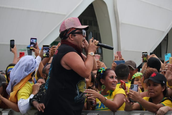 Cantor Wanderley Andrade faz show no pódium da Arena após derrota do Brasil / Foto: Jander Rosbon