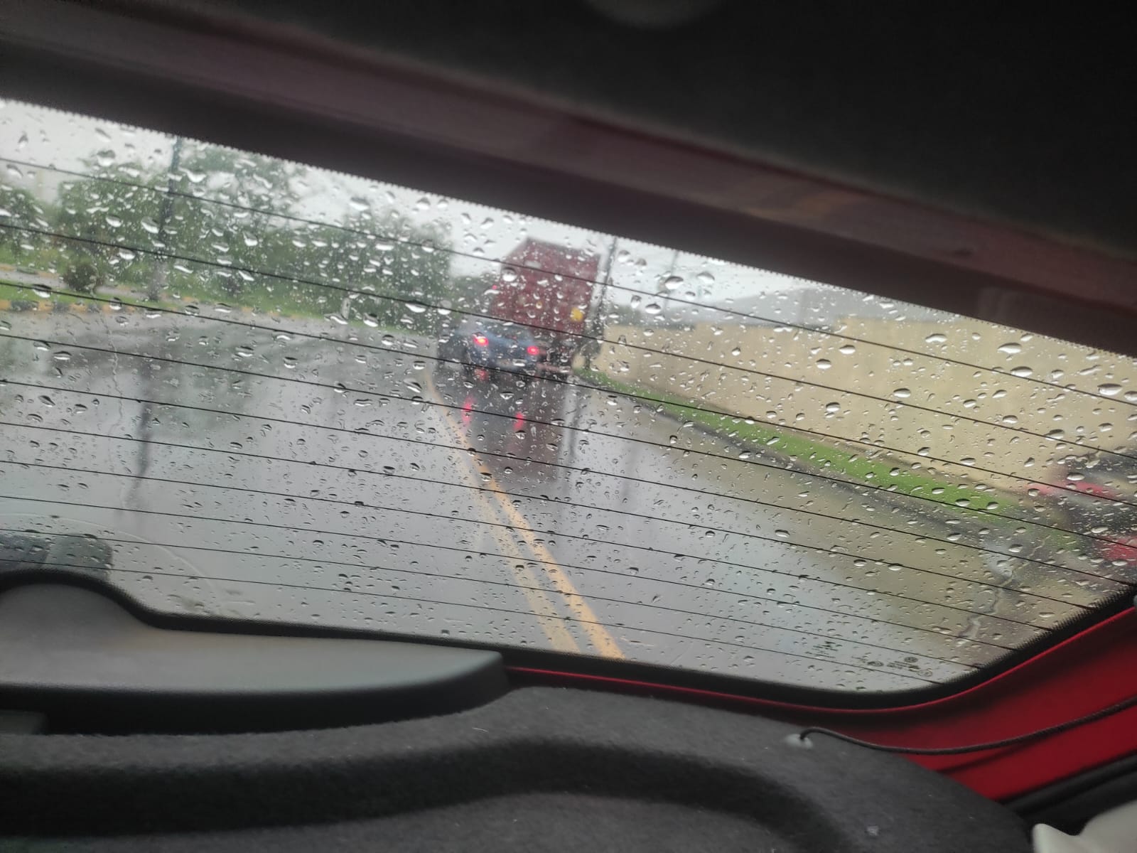 Na Avenida Oitis, trecho 'virou rio', impossibilitando o tráfego.