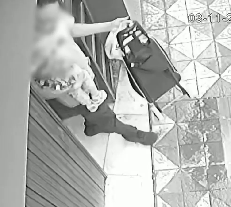 Suspeito deixa casa com faca em carrinho antes do crime em Blumenau — Foto: Polícia Civil/ Divulgação