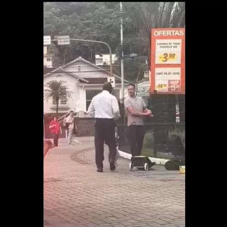 Homem apara a mão ensanguentada após matar um morador de rua em Blumenau (SC) Imagem: Reprodução/Facebook… - Veja mais em https://noticias.uol.com.br/cotidiano/ultimas-noticias/2023/11/04/apos-discussao-homem-mata-morador-de-rua-a-facadas-em-blumenau-sc.htm?cmpid=copiaecola