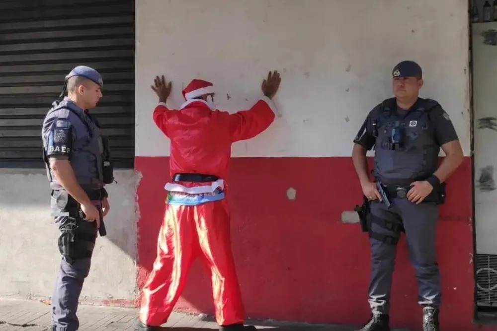 O homem, que ficou à disposição da Justiça, estava foragido pelo crime de latrocínio desde 2018 — Foto: Reprodução