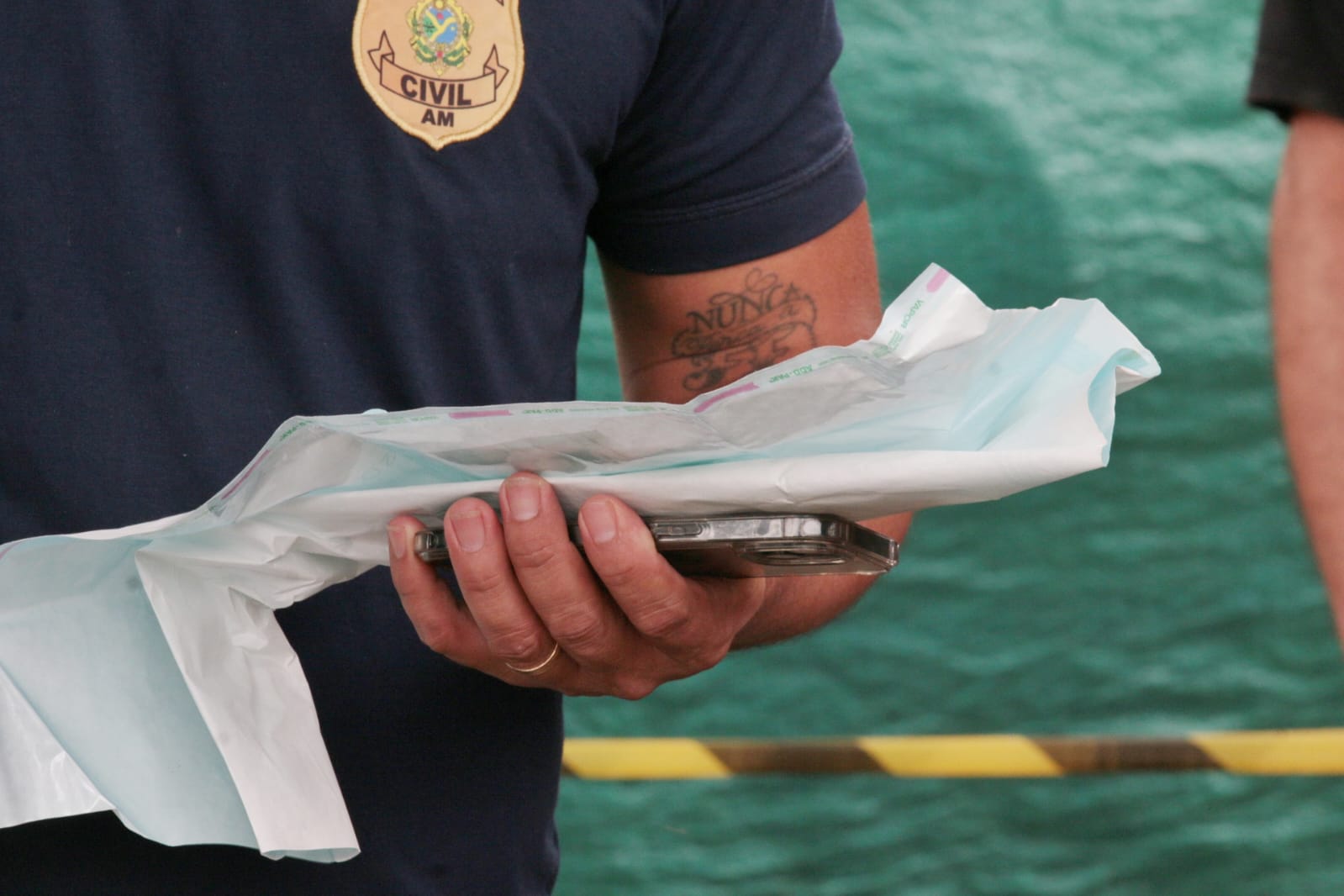 Faca encontrada na bolsa da vítima. - Foto: Jander Robson / Portal do Holanda