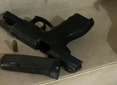 Arma e munição apreendidas na casa de Foguinho. - Foto: Divulgação SSP-AM
