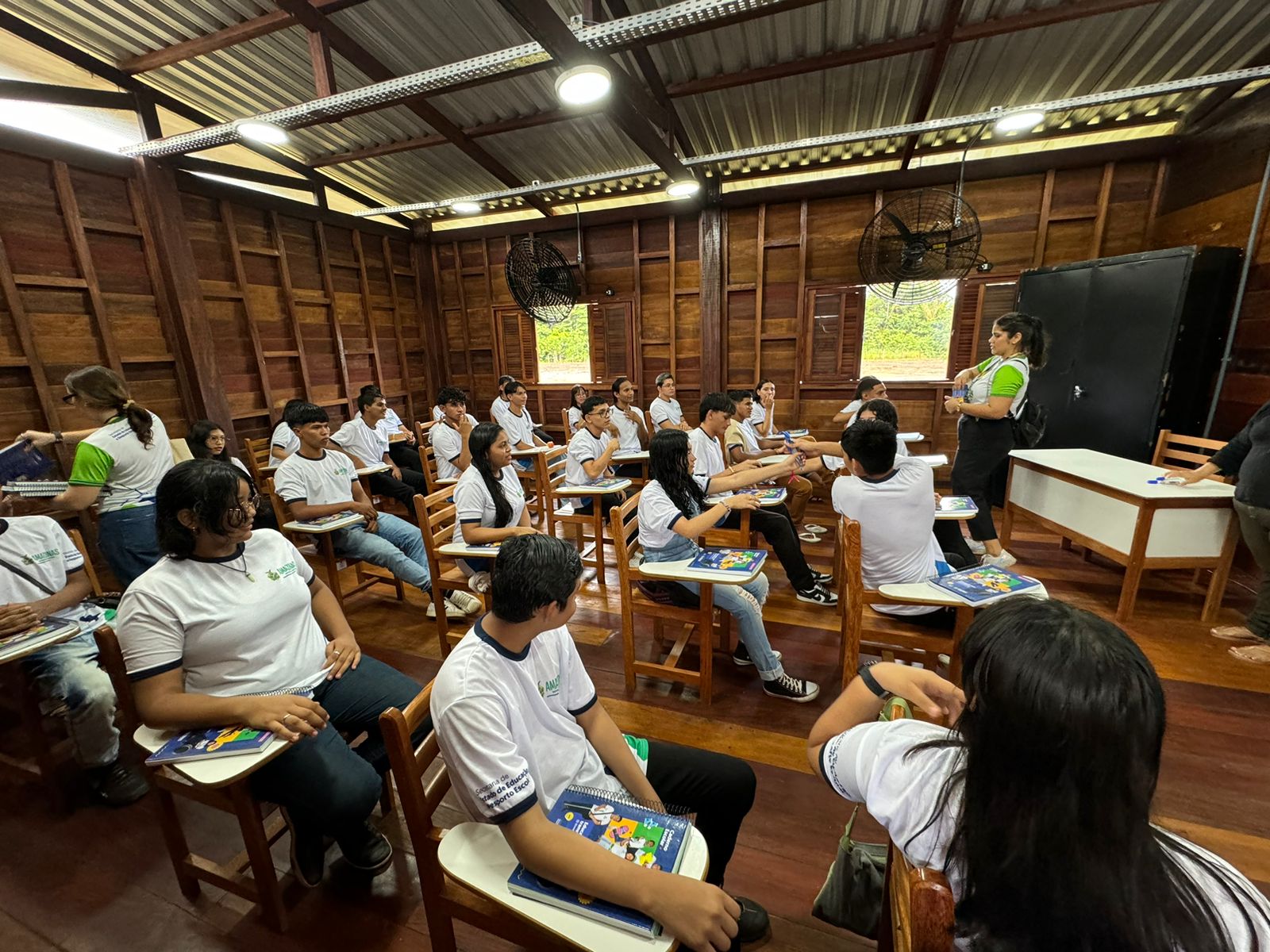 A estrutura conta com salas de aula, de leitura, salas multiuso e para os professores; além de refeitório, laboratório de robótica (Espaço Maker); alojamento para educadores e estudantes; banheiros e demais estruturas escolares. 