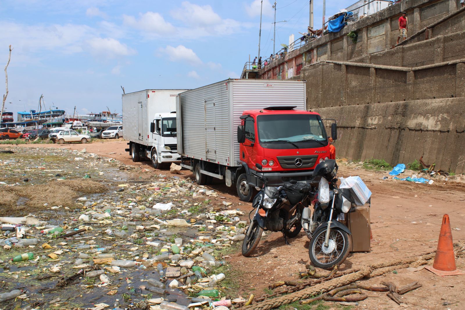 Caminhões dividem espaço com pessoas e outros veículos -  Foto: Ronaldo Siqueira / Portal do Holanda