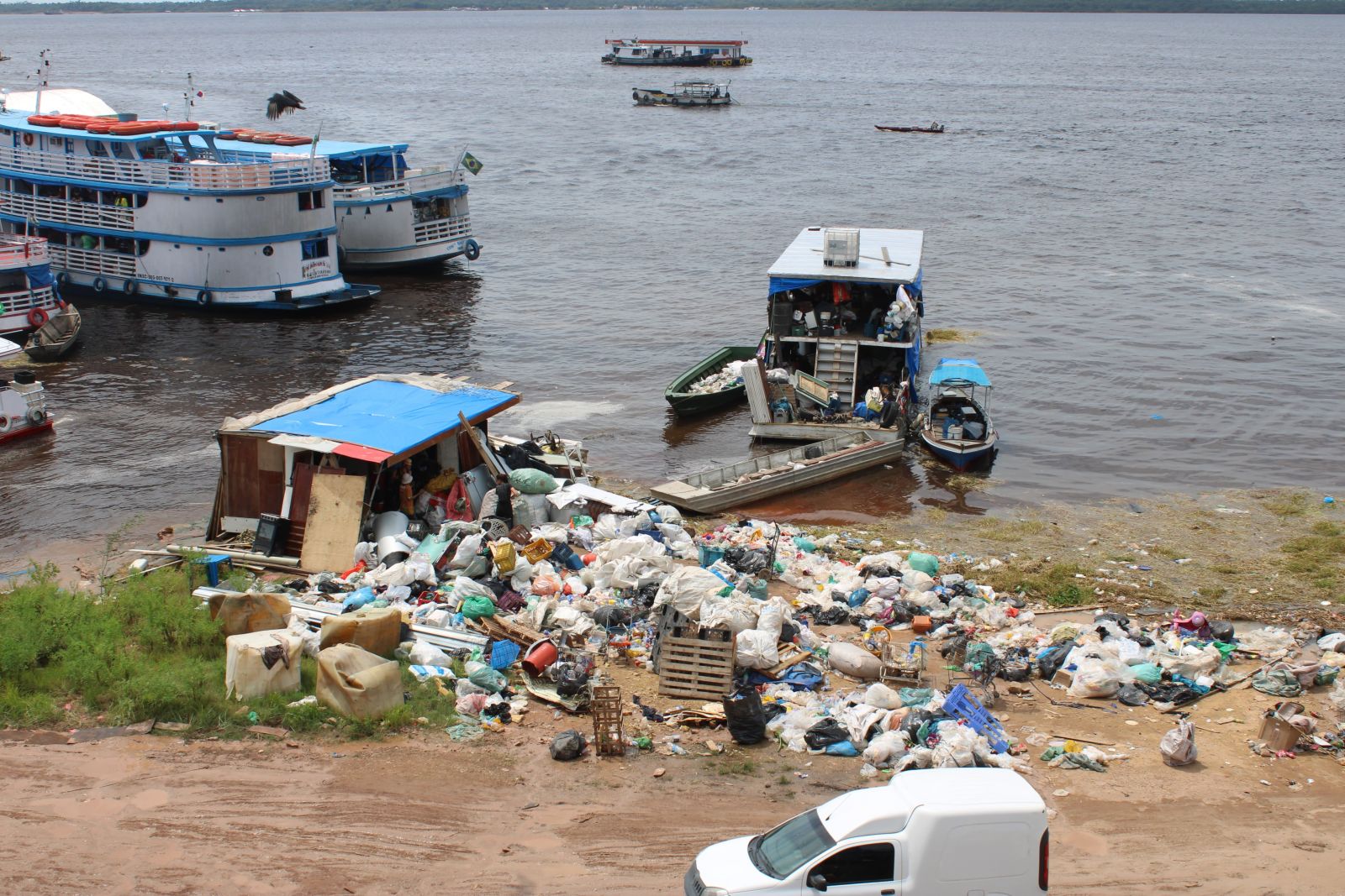 Turista que chegam a Manaus por via fluvial se deparam com lixeira na orla da cidade -  Foto: Ronaldo Siqueira / Portal do Holanda