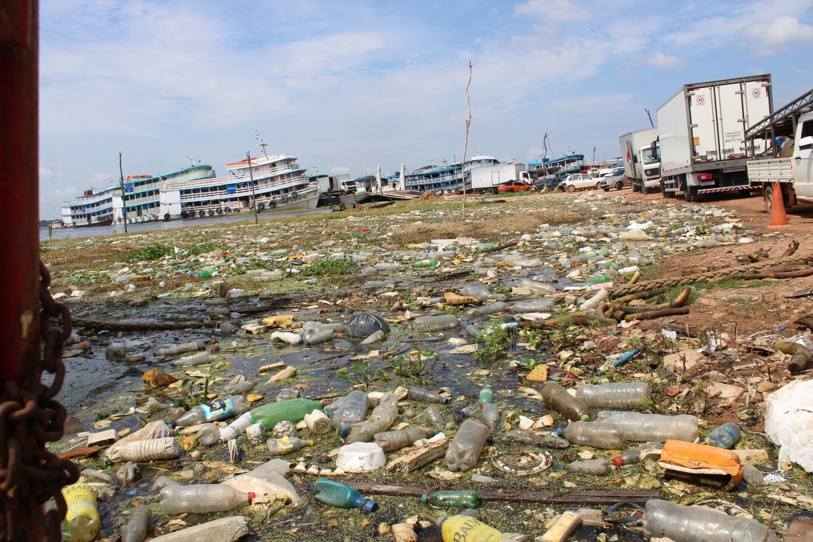 Poluição e descarte irregular de resíduos sólidos em área portuária -  Foto: Ronaldo Siqueira / Portal do Holanda