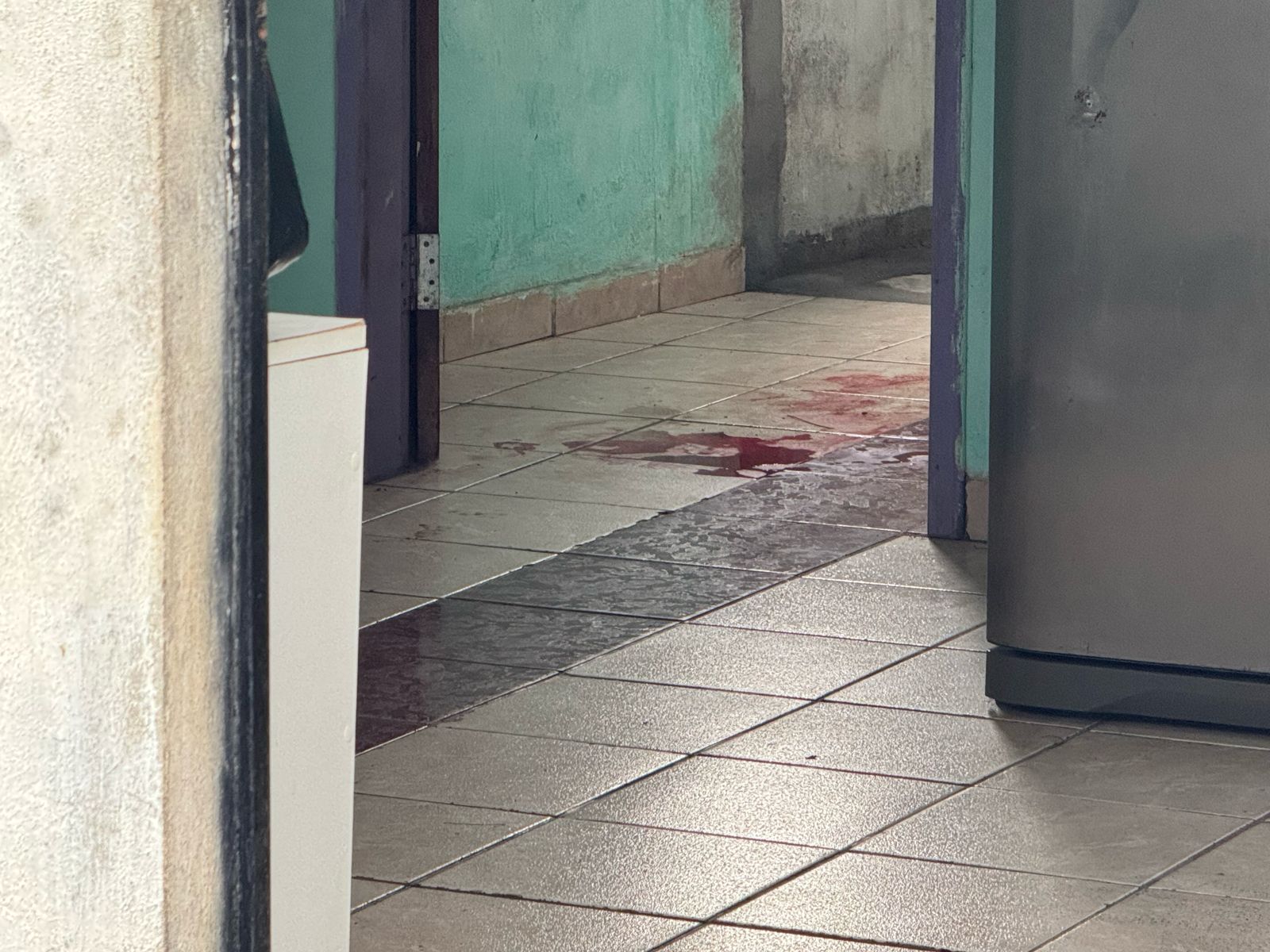 Casa ficou "lavada" de sangue - Foto: Neto Silva / Portal do Holanda