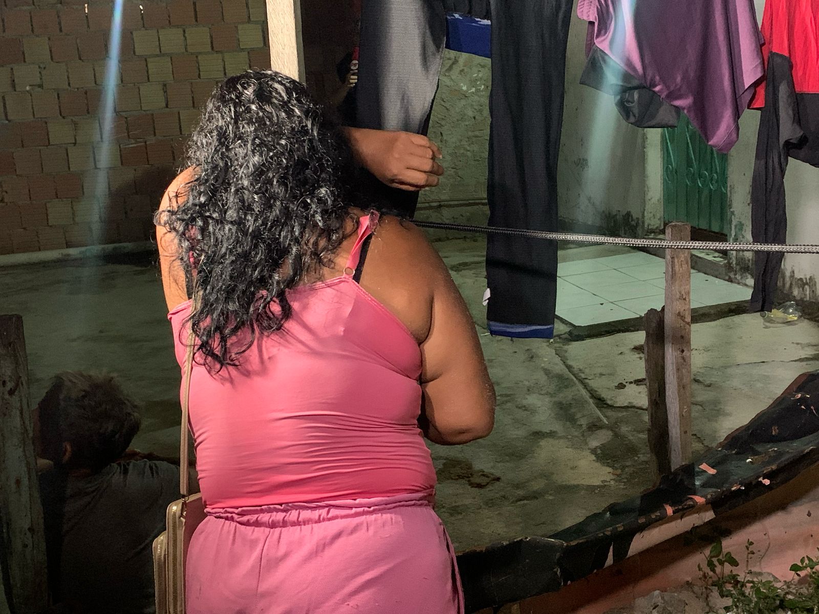 Mãe chora pela morte do filho / Foto: Caio Guarlotte / Portal do Holanda