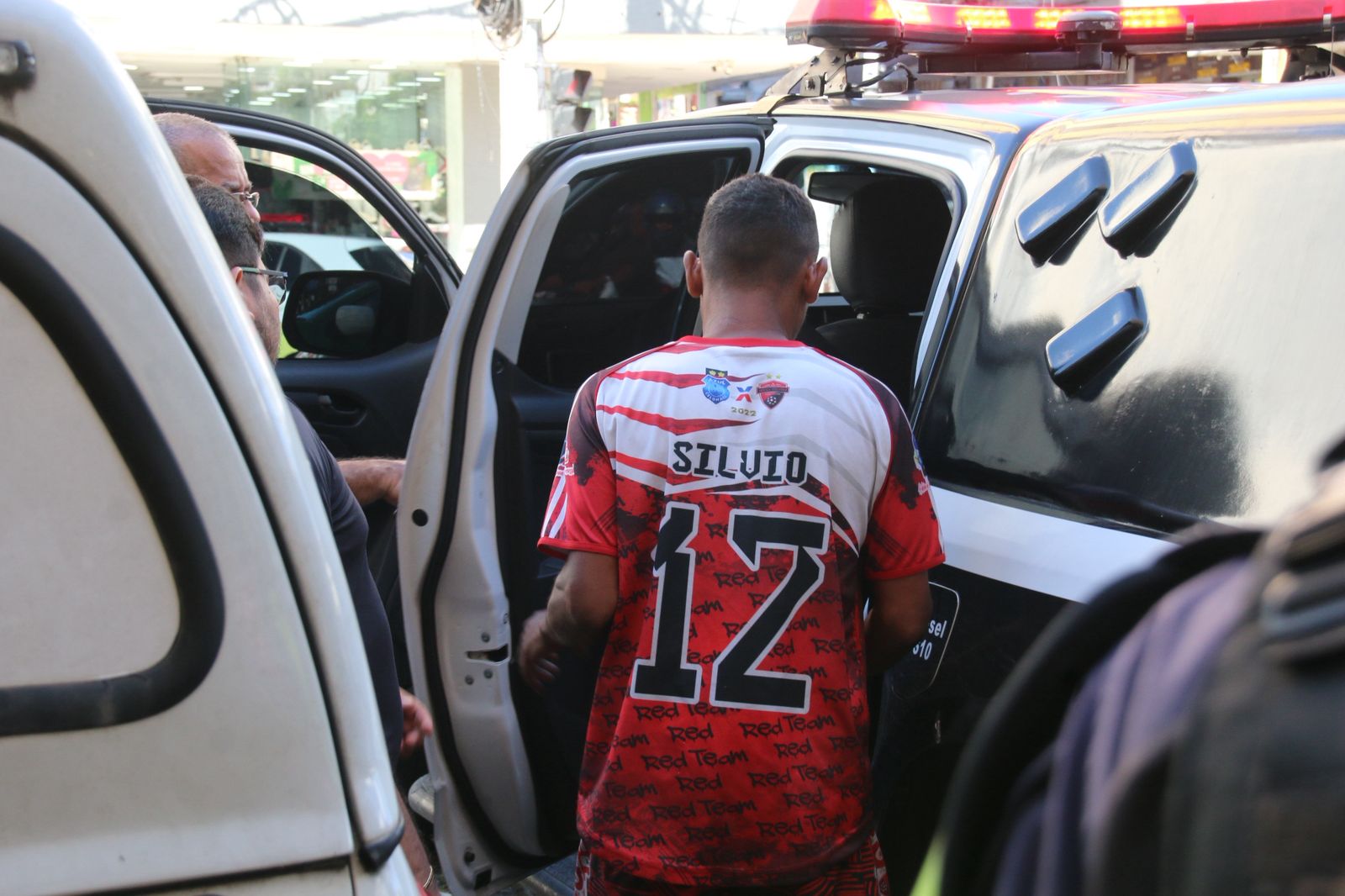 Suspeito encaminhado para delegacia / Imagem de Jander Robson / Portal do Holanda