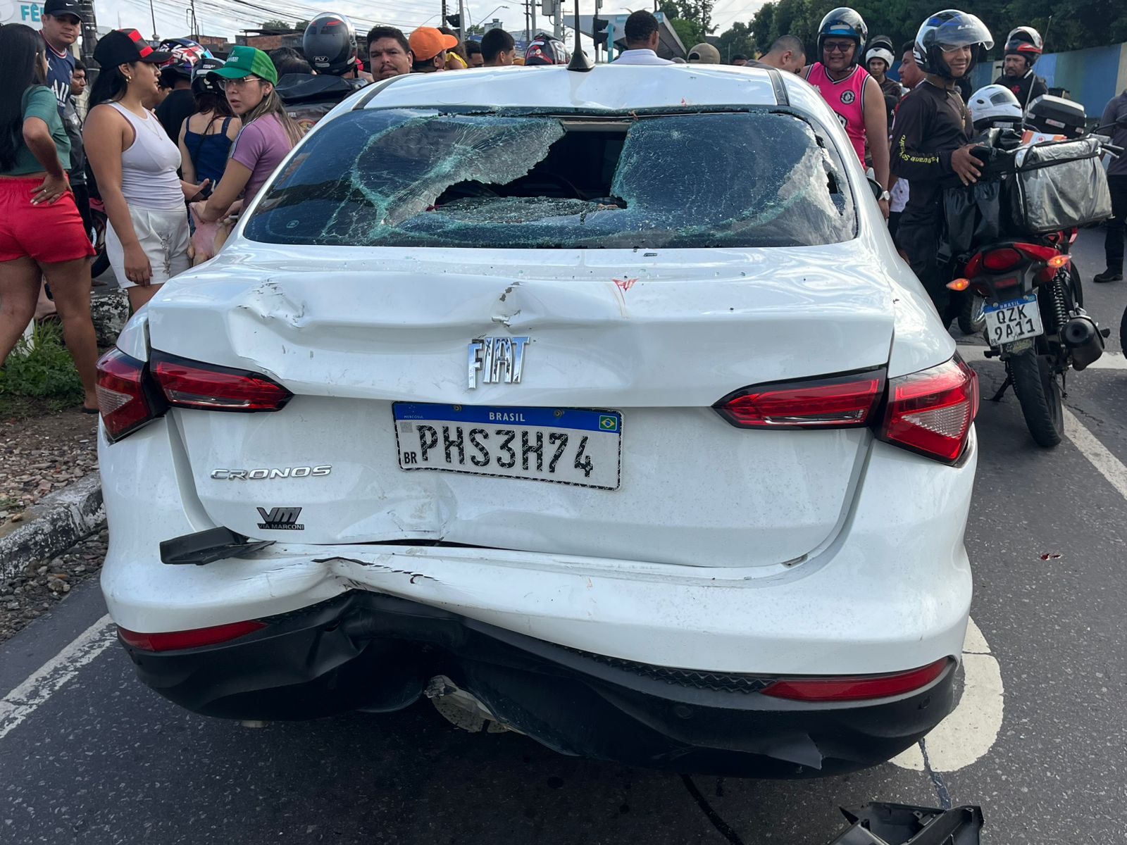 Garupa foi arremessada de cabeça no vidro do veículo.  Fotos: Jander Robson/Portal do Holanda