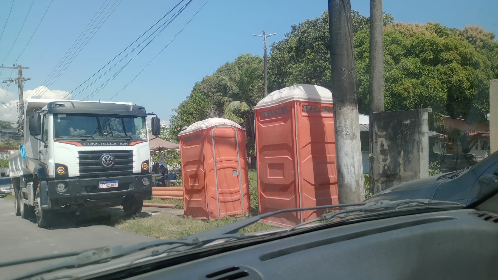 Banheiros químicos foram instalados na área e tem exalado forte odor, segundo os moradores - Foto: Divulgação 