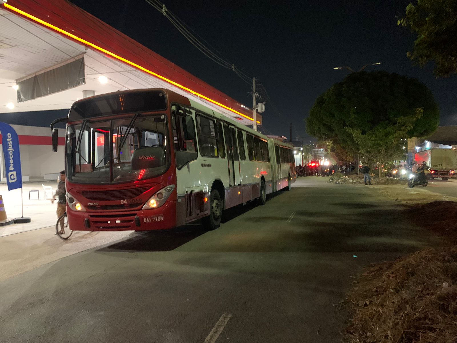 Roda do ônibus passpu por cima da cabeça da vítima- Foto: Caio Guarlotte / Portal do Holanda