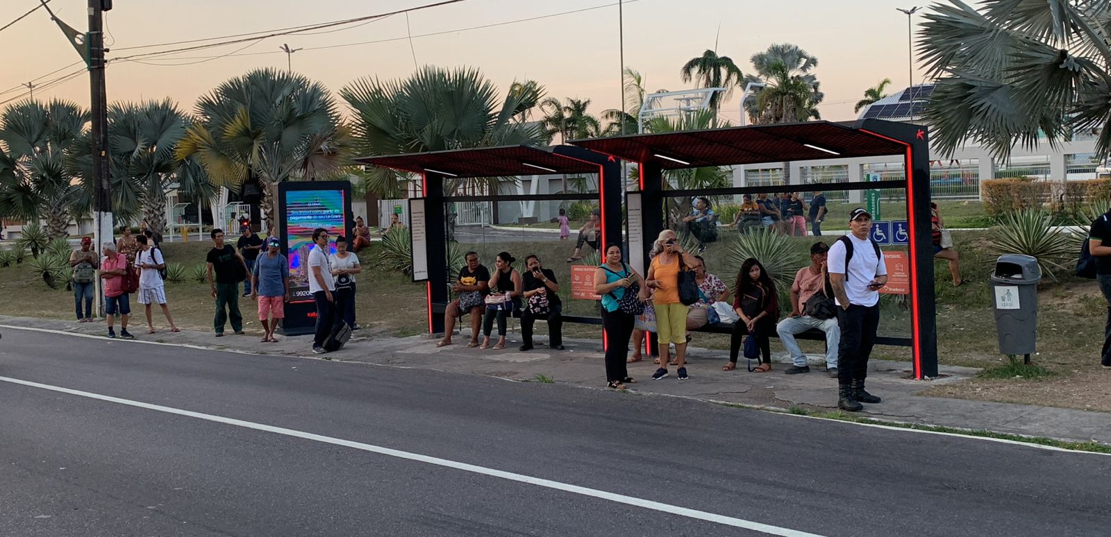 Usuários do transporte público tentam ir para casa / Foto- Caio Guarlotte / Portal do Holanda