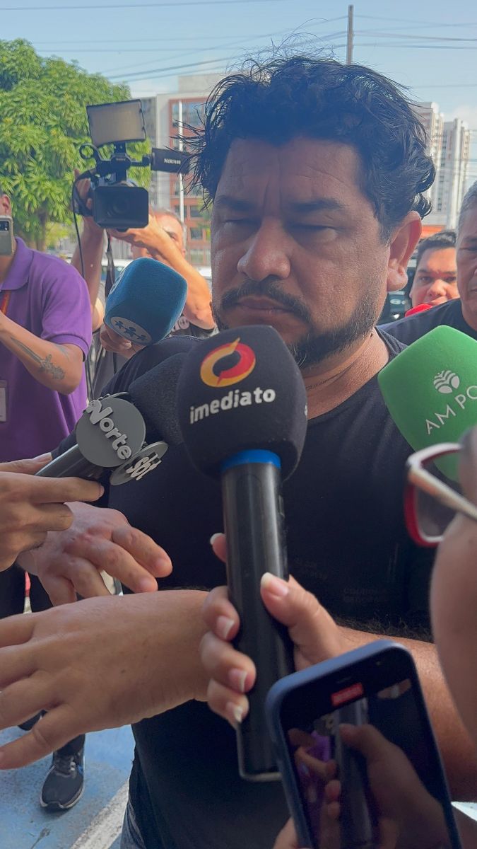 Bual chega à delegacia - Foto: Neto Silva/Portal do Holanda