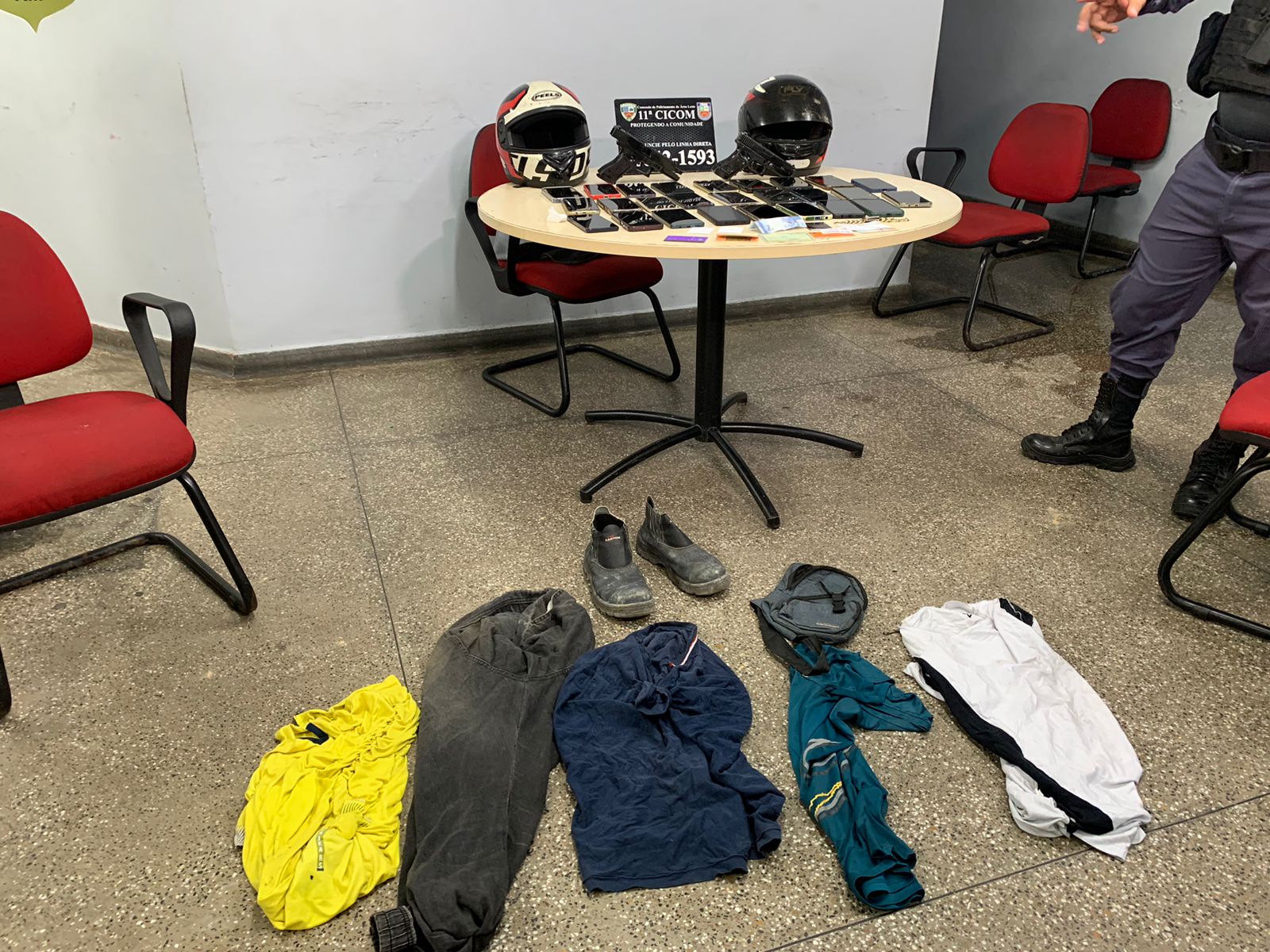 Roupas usadas para despistar a PM - Foto: Caio Guarlotte/Portal do Holanda