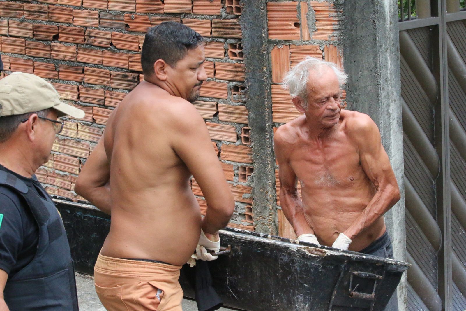 Remoção do corpo: Foto: Jander Robson/Portal do Holanda 