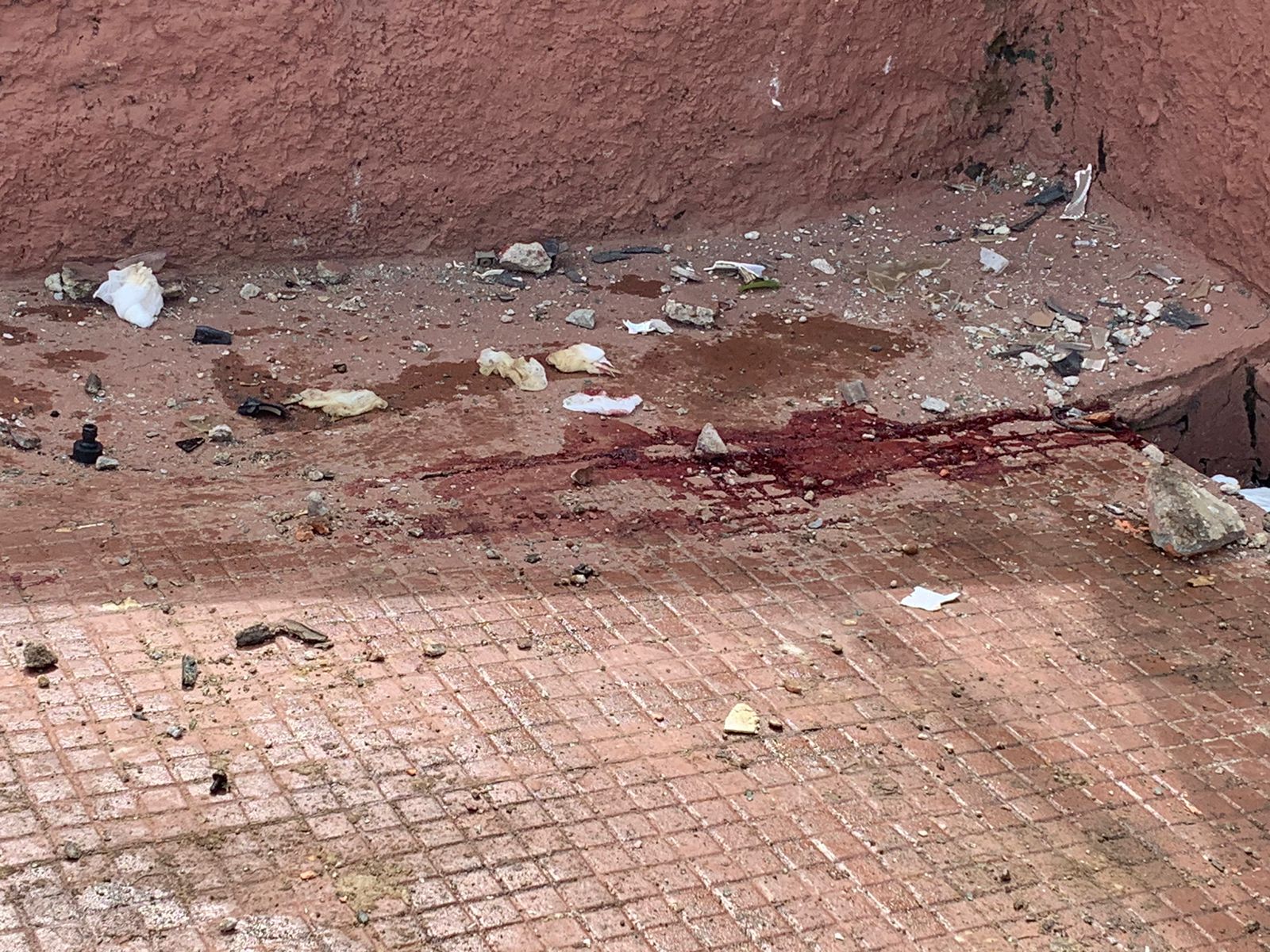 Sangue das vítimas no local - Foto: Caio Guarlotte/Portal do Holanda