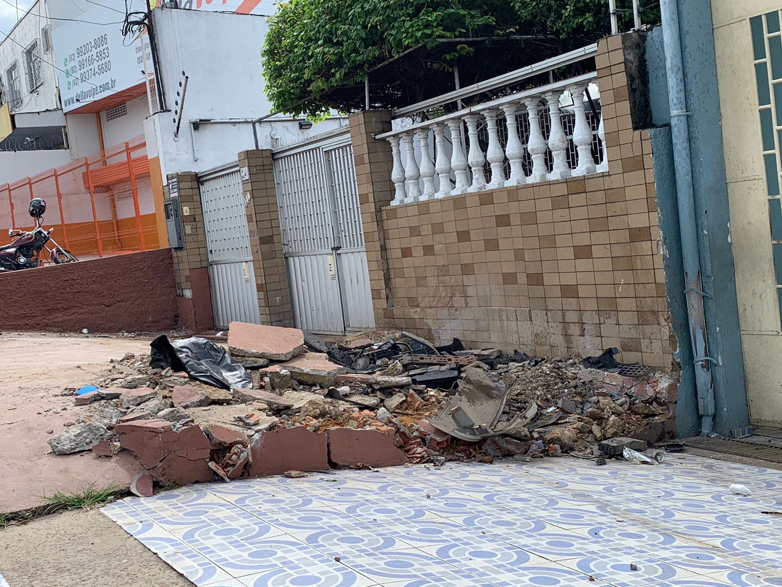 Entrada de casa foi destruída - Foto: Caio Guarlotte/Portal do Holanda