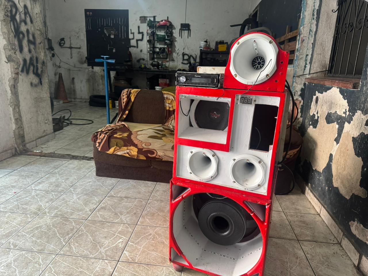Caixa de som da vítima  - Foto: Neto Silva/Portal do Holanda