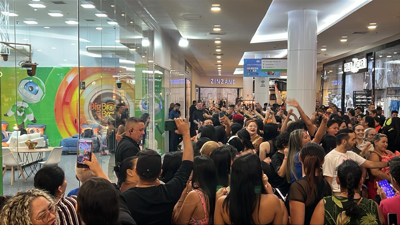 O público e as torcidas estão em frente para ver quem são os candidatos da Casa de Vidro em Manaus. Reprodução de Imagem: Portal do Holanda