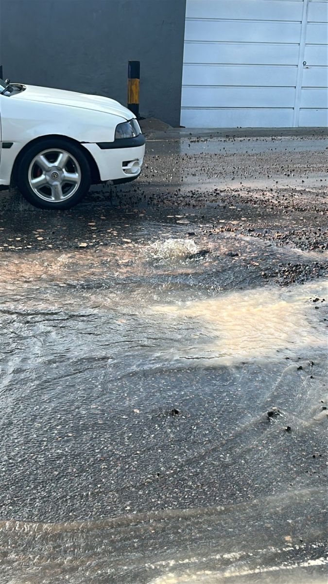 Água jorra na rua como uma fonte - Foto: Jander Robson/Portal do Holanda