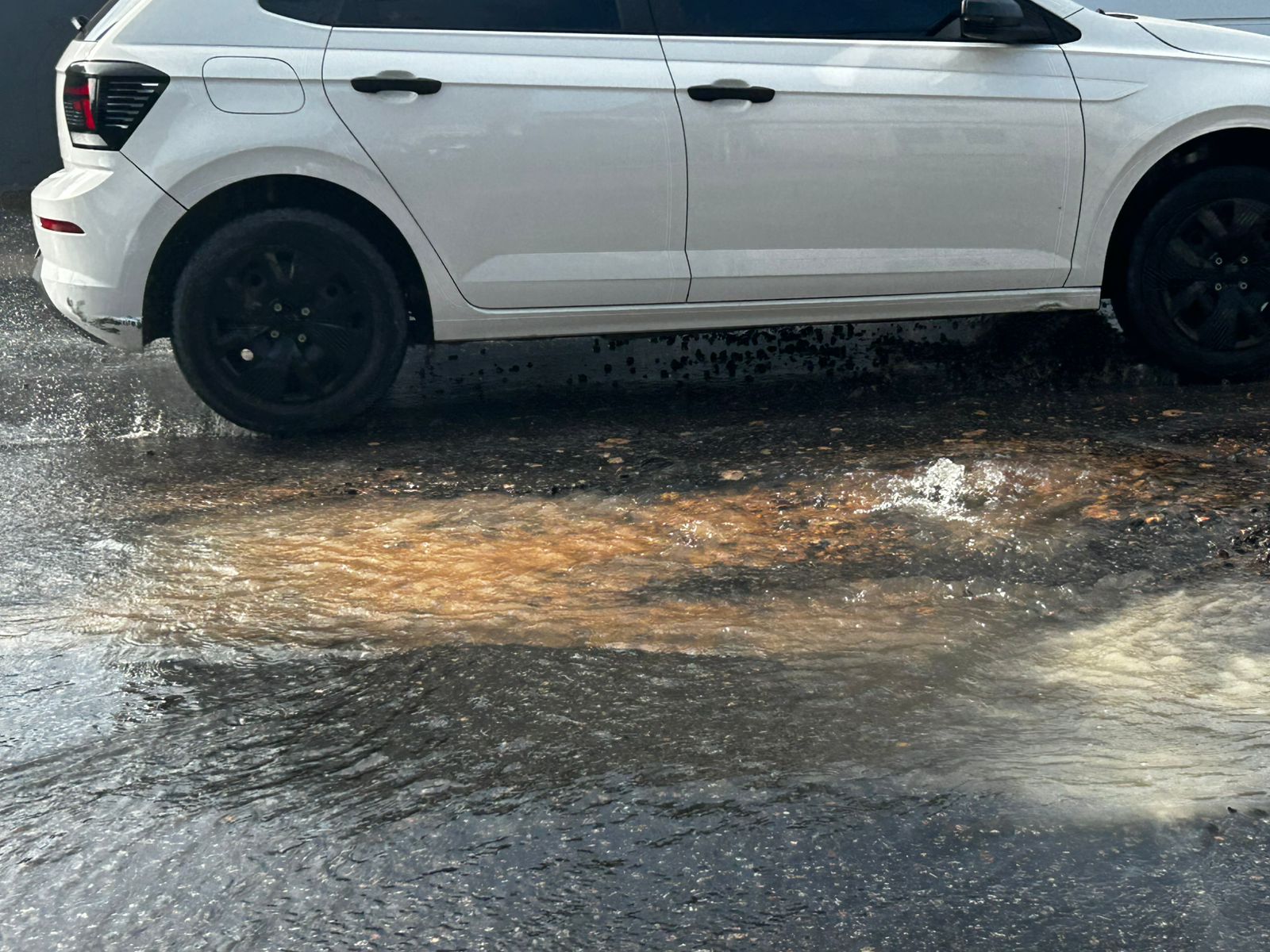 Água jorra na rua como uma fonte - Foto: Jander Robson/Portal do Holanda