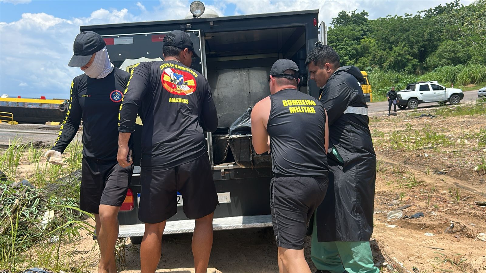 Corpo sendo removido - Foto: Jander Robson/Portal do Holanda